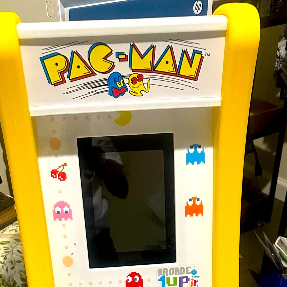 Pac-Man Game New. Come with the nice yellow stool.